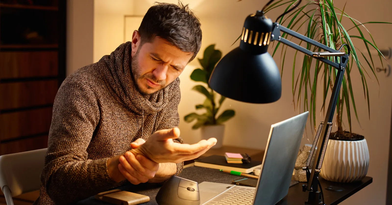Homme ressentant une douleur au poignet à son bureau