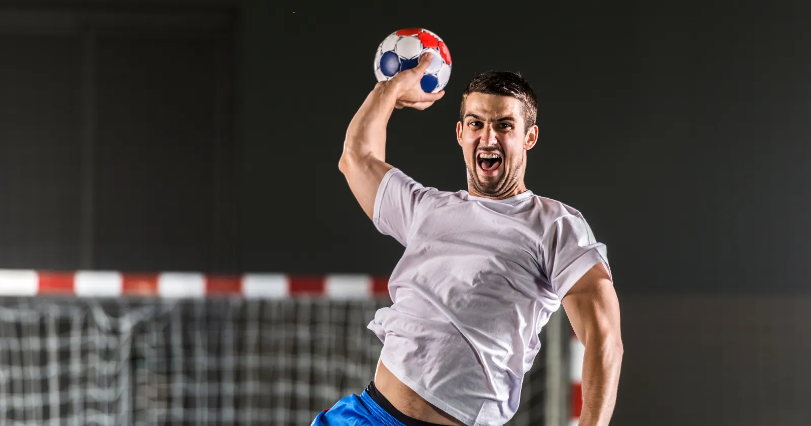 Handballeur sollicitant son épaule lors d'un tir