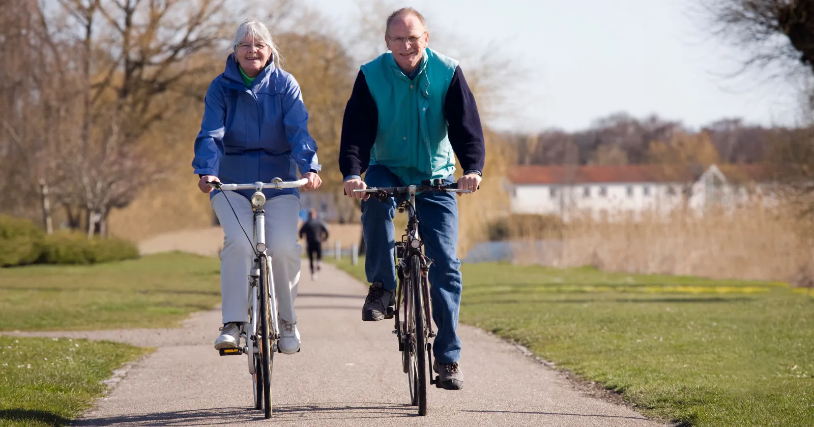 Seniors actifs à vélo après une prothèse de hanche