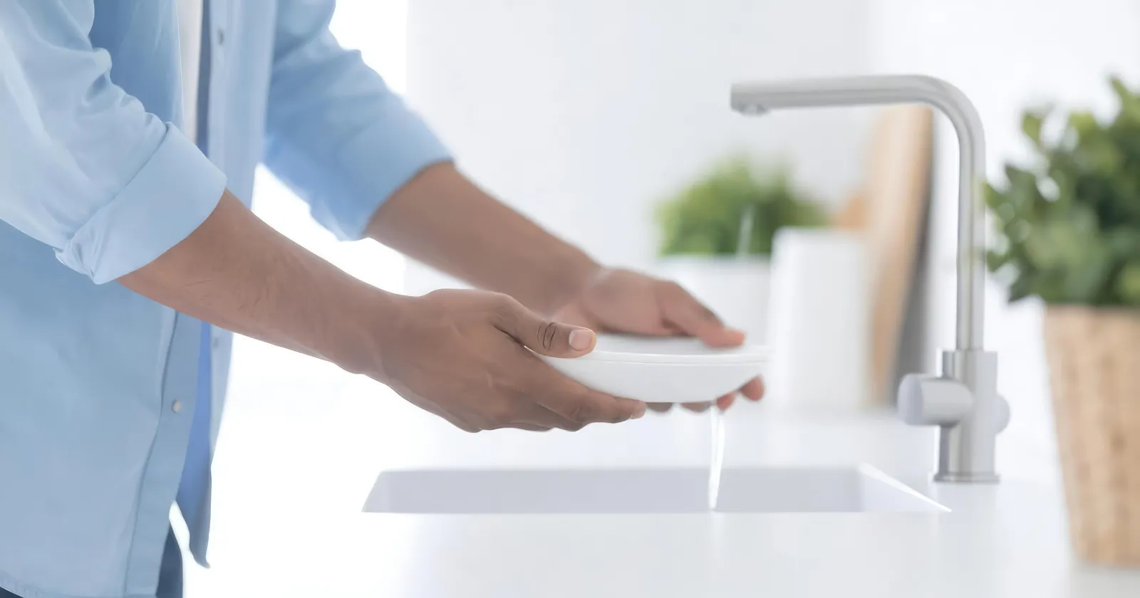 Mains mobiles sous l'eau dans un geste du quotidien