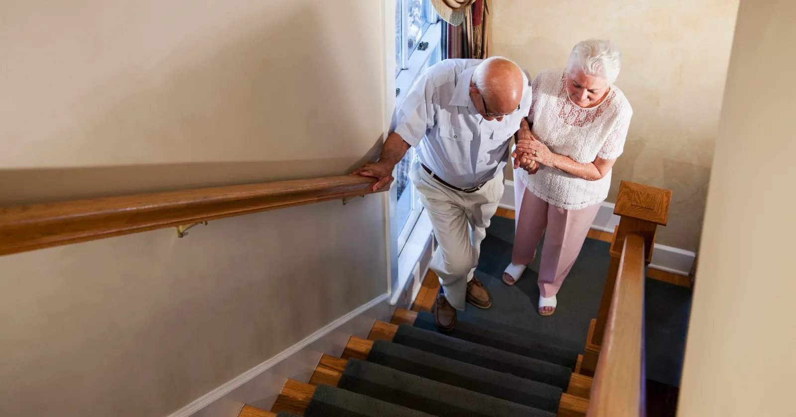 Senior accompagné lors de la rééducation à la marche