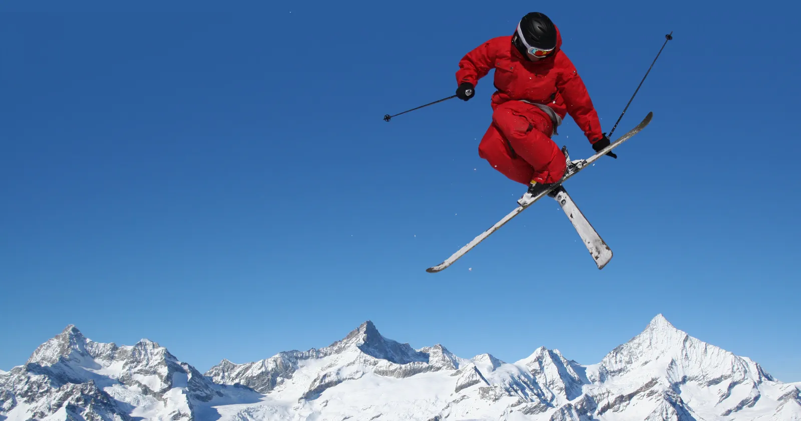 Skieur en action sur une piste enneigée