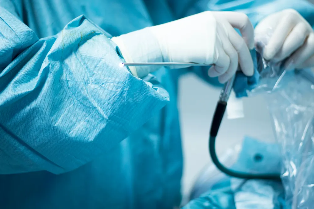 Chirurgien manipulant un instrument d’arthroscopie au bloc opératoire