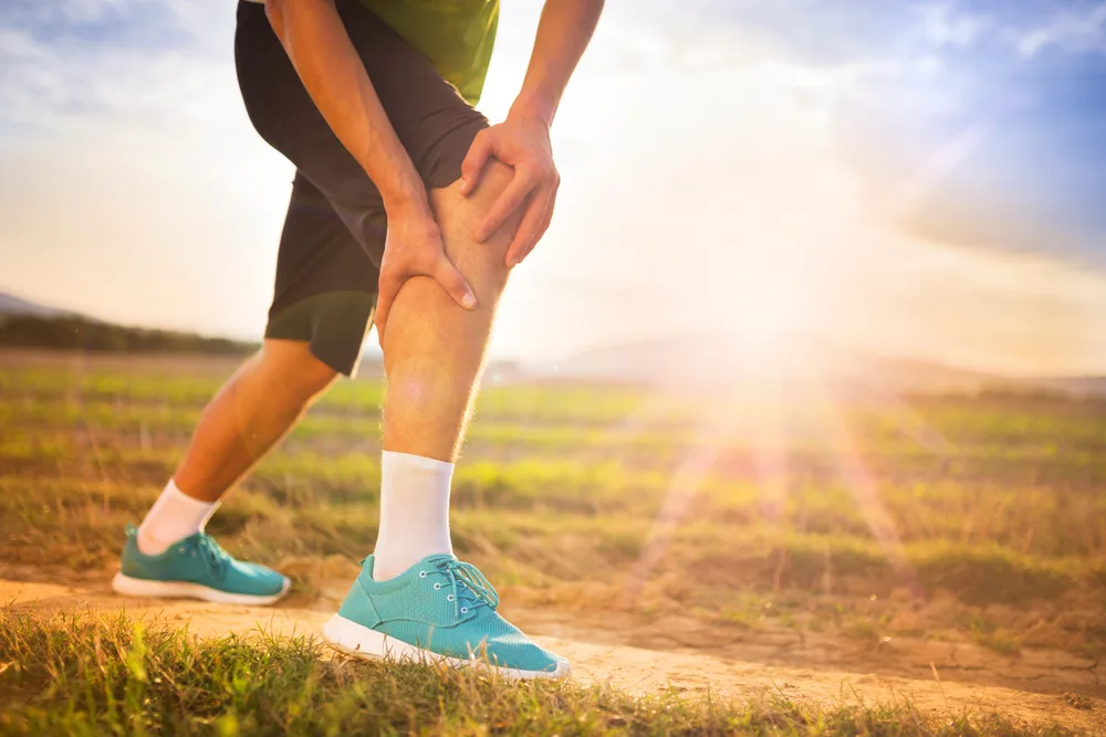 Coureur se tenant le genou, douleur articulaire évoquant l’arthrose