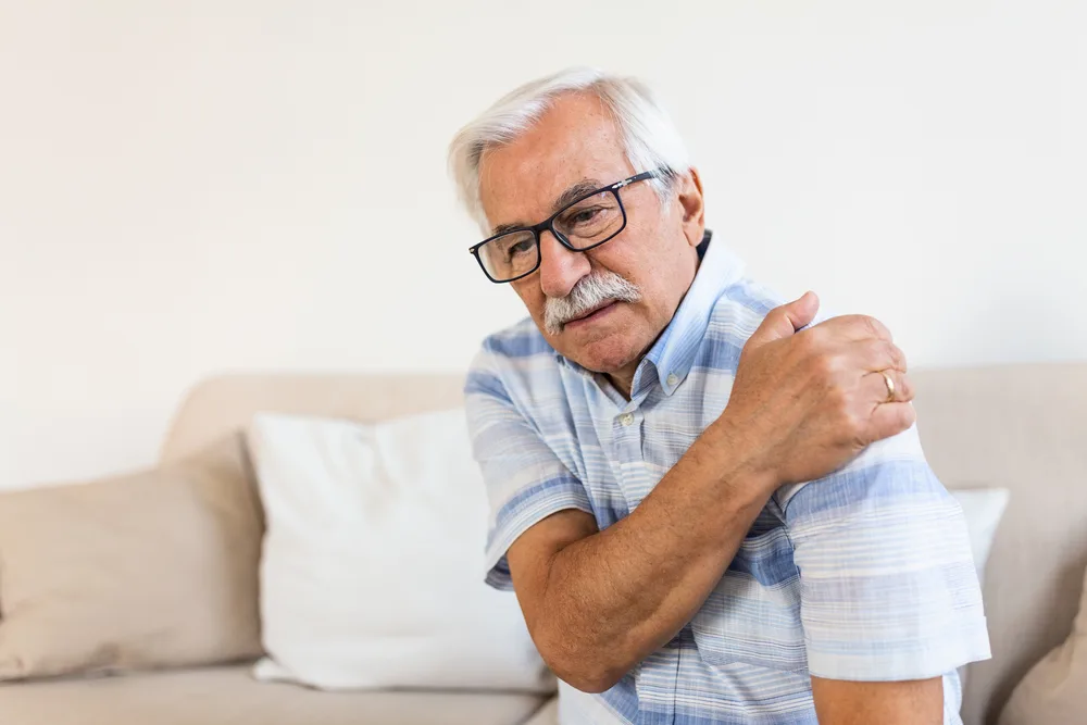 Homme âgé se tenant l’épaule, douleur de la coiffe des rotateurs